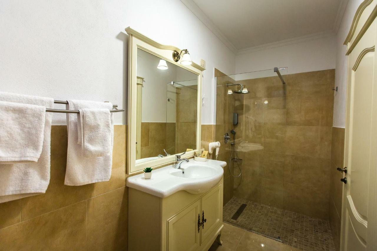 Ave, Alba! Hotel Alba Iulia Bagian luar foto