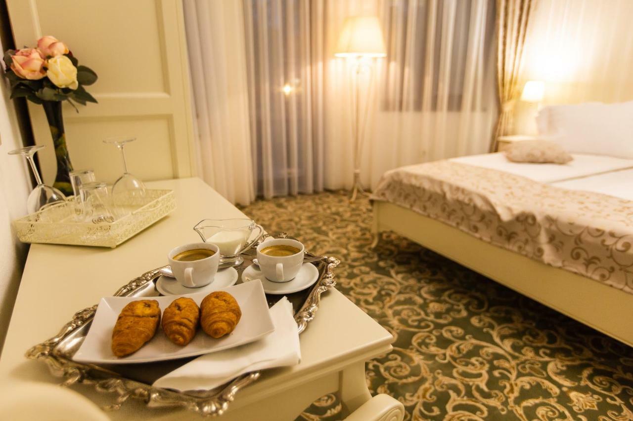 Ave, Alba! Hotel Alba Iulia Bagian luar foto