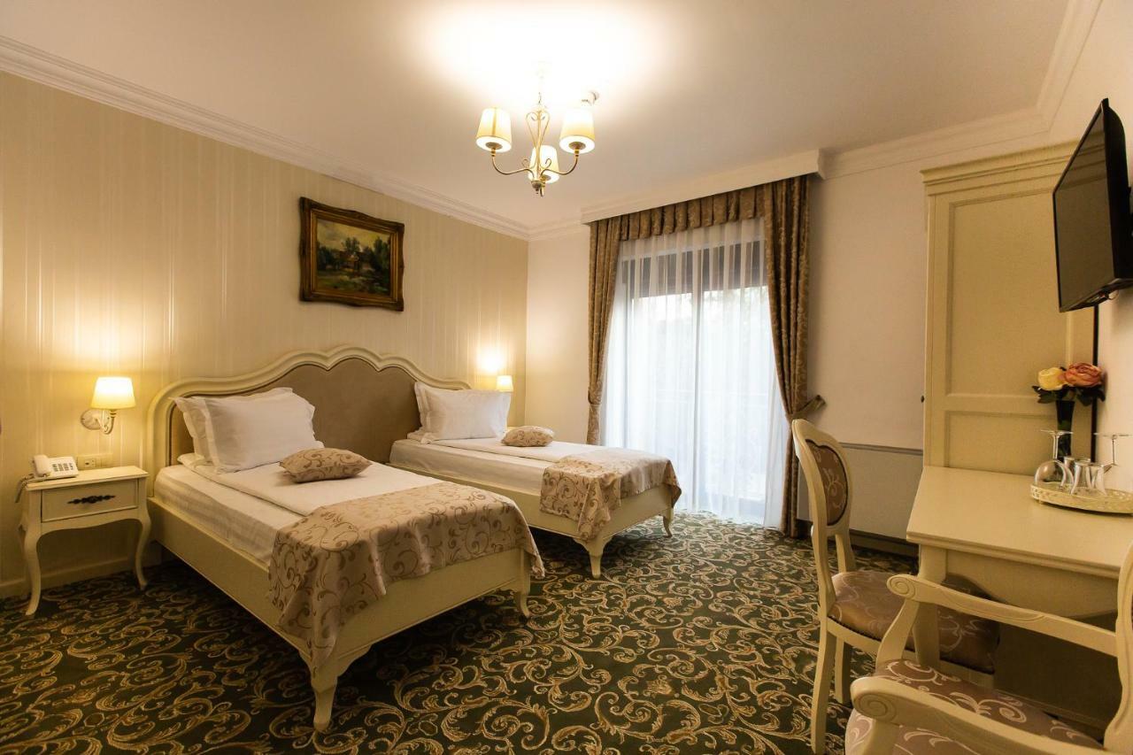 Ave, Alba! Hotel Alba Iulia Bagian luar foto