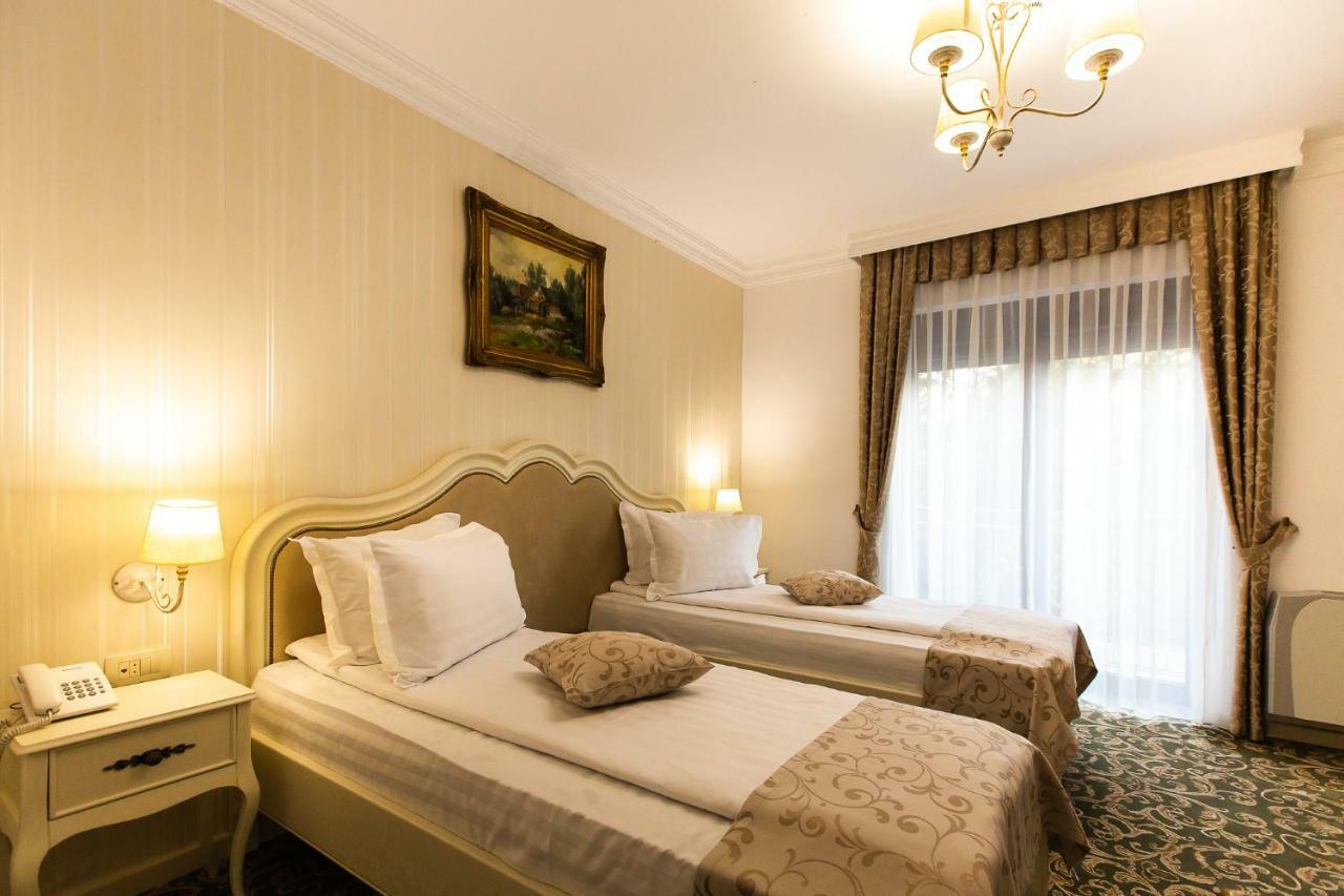 Ave, Alba! Hotel Alba Iulia Bagian luar foto