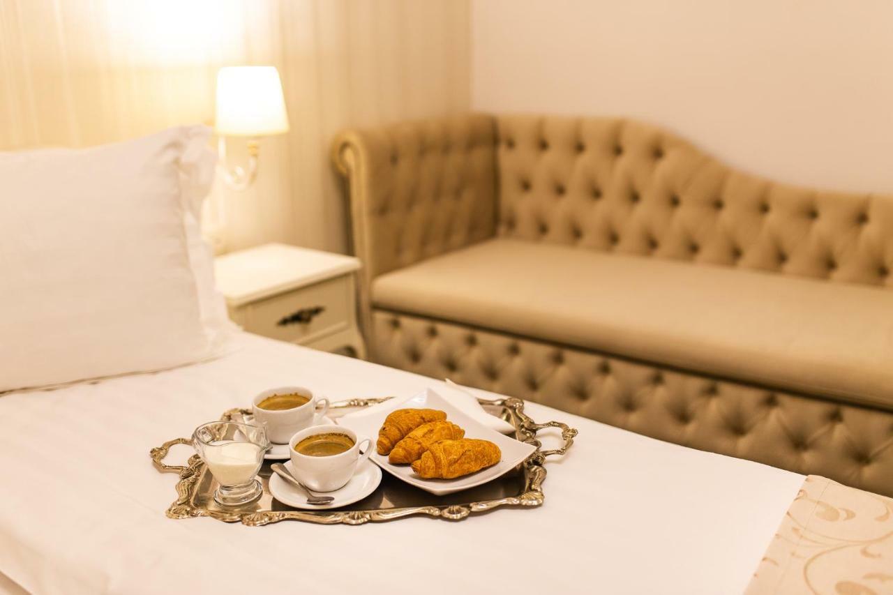 Ave, Alba! Hotel Alba Iulia Bagian luar foto