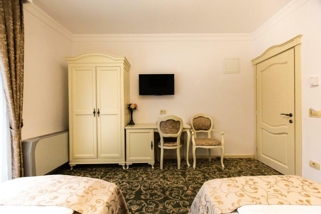 Ave, Alba! Hotel Alba Iulia Bagian luar foto