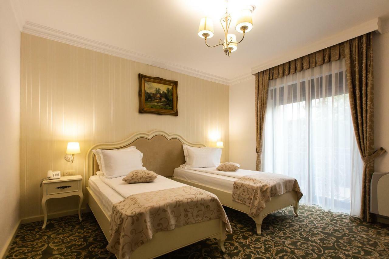 Ave, Alba! Hotel Alba Iulia Bagian luar foto